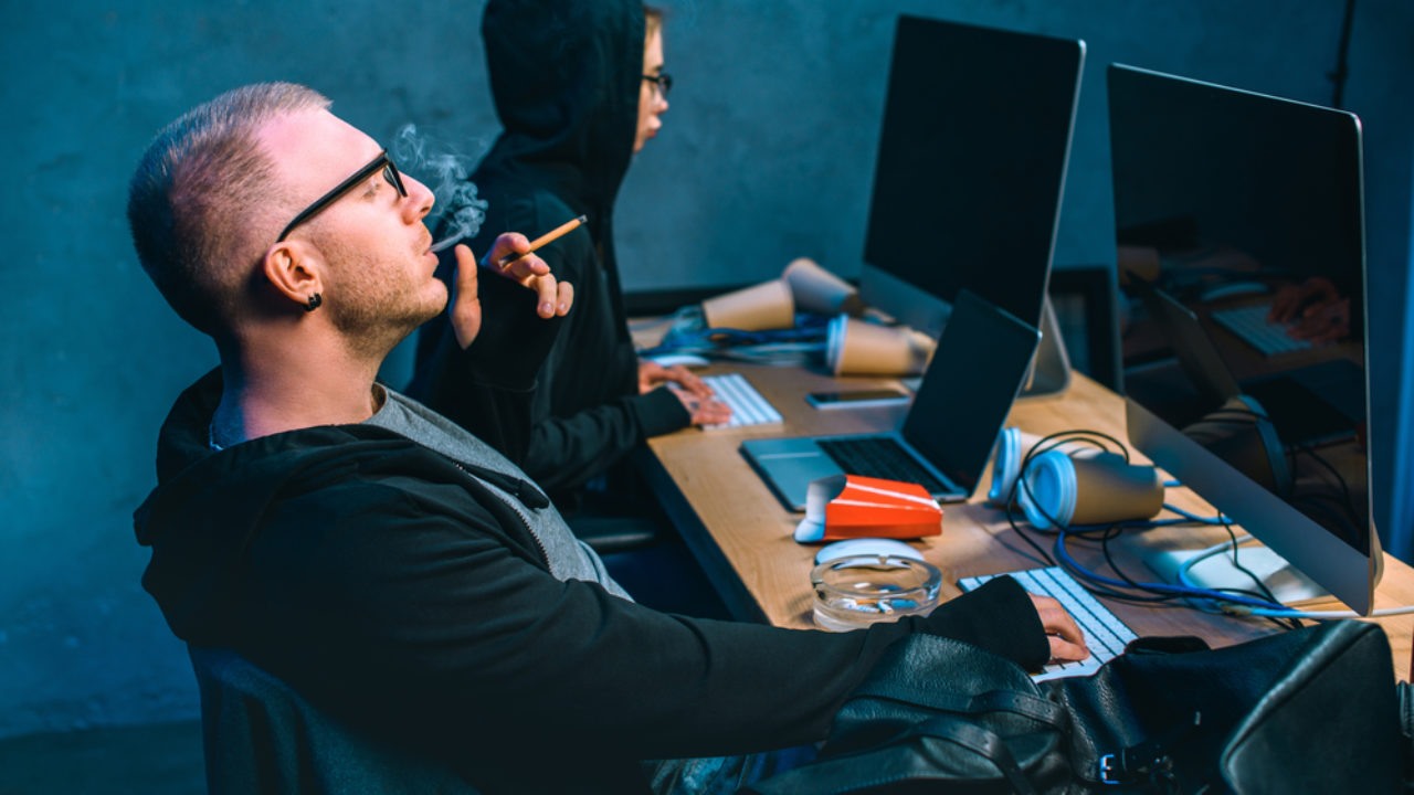 на номер постоянно приходят СМС с кодом подтверждения